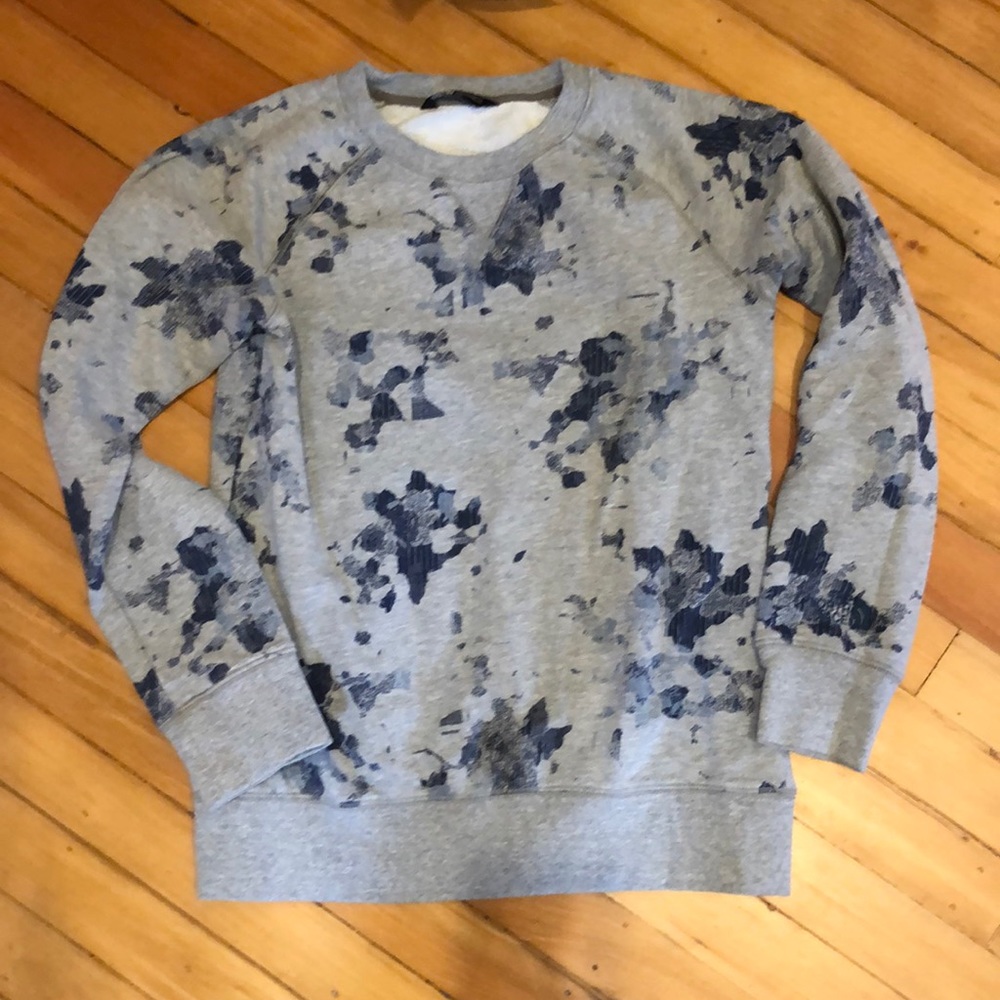 Women’s The North Face sweater